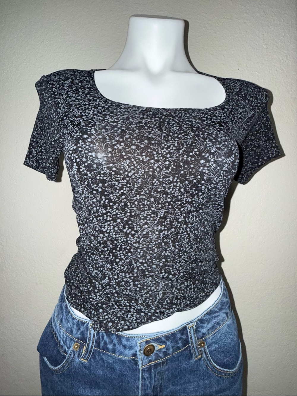 90s Women’s Black Floral Scoop Neck Short Sleeve Top